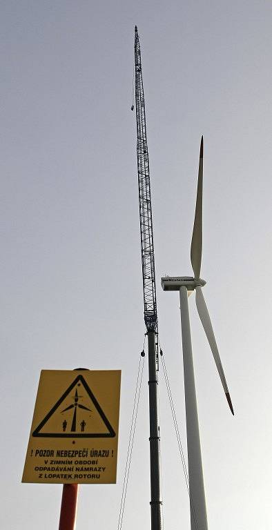 Novou osmnáctitunovou převodovku dostala ve středu sto metrů vysoká větrná elektrárna v Kámeni. Do této výše vyzvedl nové soustrojí nejvyšší autojeřáb v Česku, který měří neuvěřitelných 120 metrů.