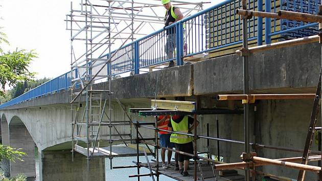 Rekonstrukce jediného mostu přes Želivku u Brzotic nepřímo ohrožuje životy lidí v okolí vodní nádrže. 
