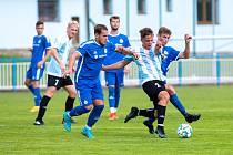 V pátém kole západní skupiny 1. A třídy zdolali fotbalisté Světlé nad Sázavou (v modrém) celek Košetic (v pruhovaných dresech) těsně 2:1.