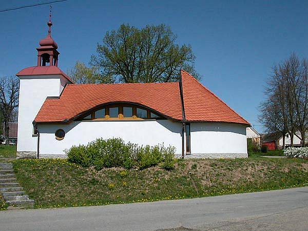 Unikátní kaplí se může pochlubit obec Věžnice na Havlíčkobrodsku. Jako jediná v České republice je zasvěcena Adolphu Kolpingovi.
