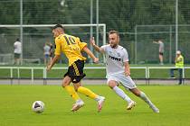 Zápasovou premiéru si o prvním únorovém víkendu odbyli divizní fotbalisté FC Žďas (v bílém) i ždíreckého Tatranu (ve žlutých dresech).