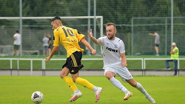 Zápasovou premiéru si o prvním únorovém víkendu odbyli divizní fotbalisté FC Žďas (v bílém) i ždíreckého Tatranu (ve žlutých dresech).