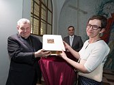 Jeruzalémská bible s Reynkovými grafikami byla představena 8. dubna v klášteře sv. Jiljí. Při té příležitosti se Veronika Reynková setkala i s arcibiskupem Dominikem Dukou.