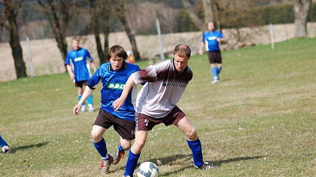 Fotbalisté Mnichu v minulém kole III. třídy doma jen remizovali s Lukavcem B. Nyní je čeká další zápas s rezervním týmem, představí se v Horní Cerekvi. 