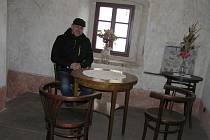 Návštěvníci hradu si mohou podle kastelána Šímy (na snímku) oddechnout v historické kavárničce a pokochat se krásou starobylých fresek.