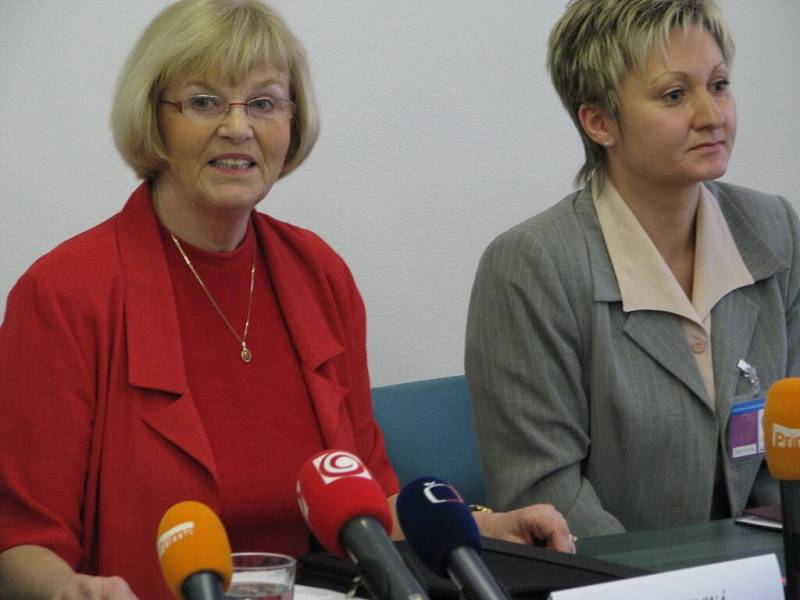 ředitelka světelské ženské věznice Kamila Meclová (vlevo)