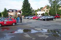 Soutěžní posádky se opětovně sejdou na parkovišti v Chotěbořské ulici. 