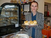 V Havlíčkově Brodě se nedávno otevřel obchod a kavárna pro celiaky s názvem Ráj bez lepku. Stojí za ním Petra Moldavčuková ze Sobíňova.