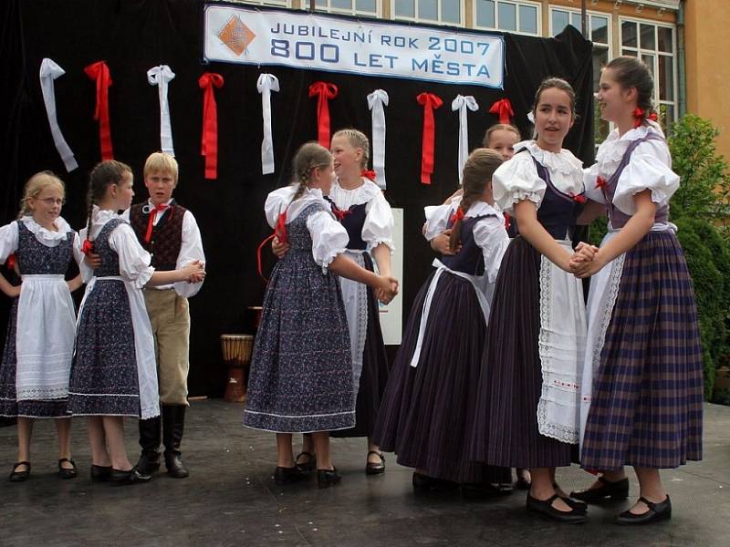 Na pódiu světelského zámku se objevili zpěváci několika generací a samozřejmě lidové kroje z celé Vysočiny.