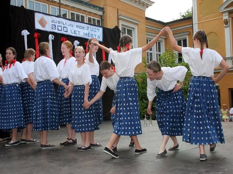 Na pódiu světelského zámku se objevili zpěváci několika generací a samozřejmě lidové kroje z celé Vysočiny.