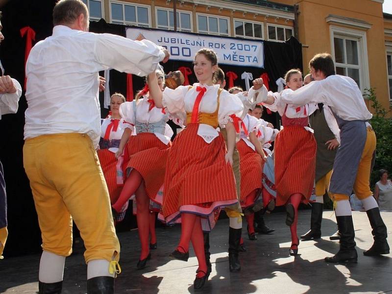 Na pódiu světelského zámku se objevili zpěváci několika generací a samozřejmě lidové kroje z celé Vysočiny.