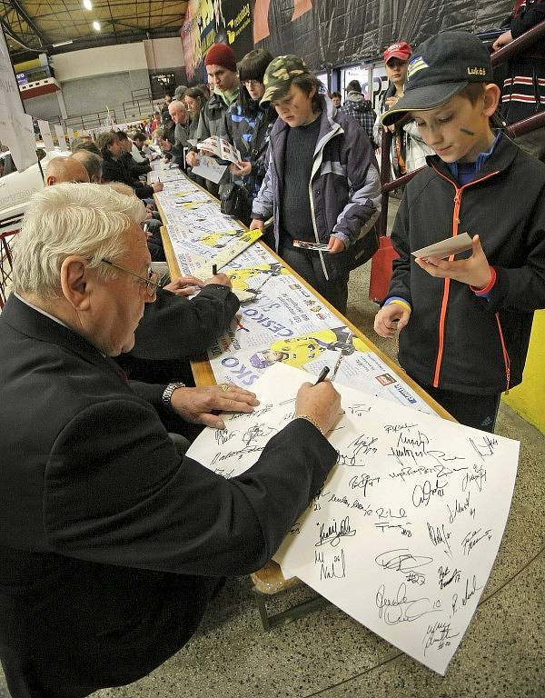 Den legend. Na Horáckém zimním stadionu v Jihlavě se představily legendy českého a švédského hokeje.