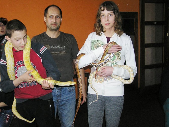 Vedoucí kroužku Miroslav Vašek (uprostřed), vpravo Karolína Forštová s krajtou tmavou - albínem.