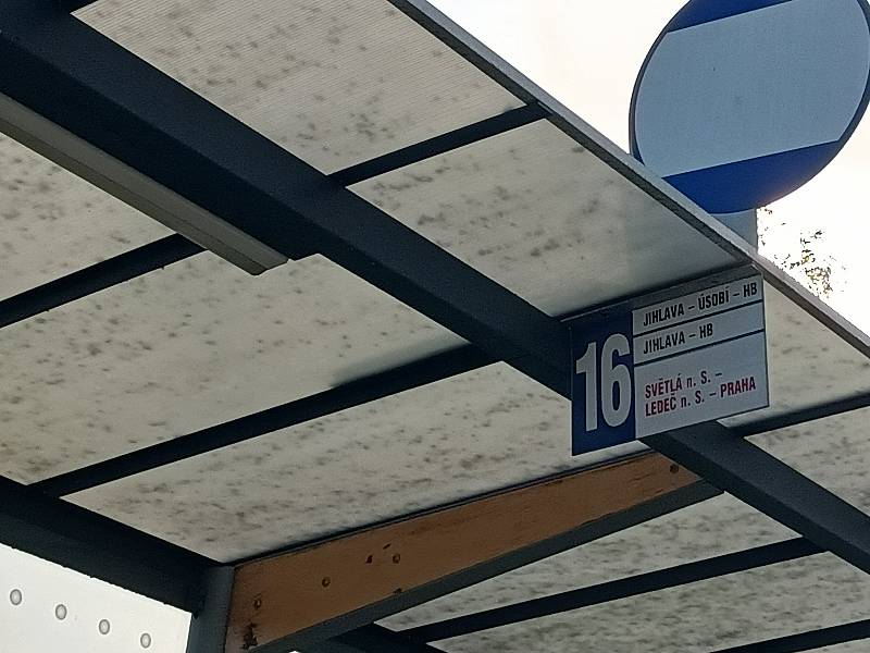 Z nádraží Havlíčkův Brod jezdí denně desítky spojů, ale dálkový autobus do Prahy už ne.