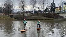 Plavby na paddleboardu spojená s oznámením termínu překážkového závodu Monkey Race se již stává pro Ondřeje Rázla a Lukáše Blažka tradicí.