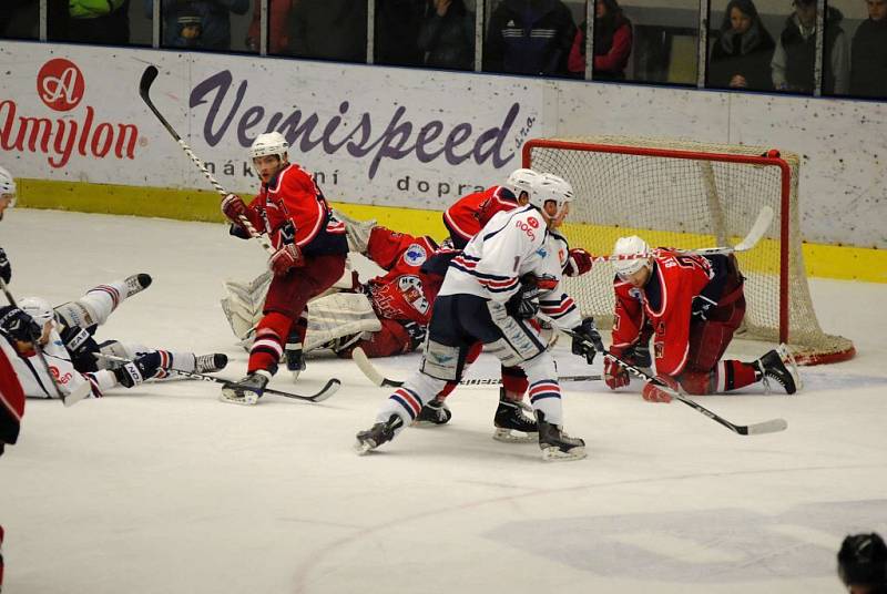 Ze sobotního hokejového utkání HC Rebel Havl. Brod - HC Piráti Chomutov.