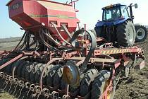 Zemědělské stroje vyjely na Brodsku do polí se zhruba čtrnáctidenním zpožděním.