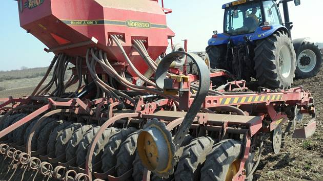 Zemědělské stroje vyjely na Brodsku do polí se zhruba čtrnáctidenním zpožděním.