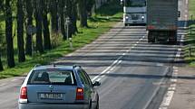 Takový je úsek mezi Květinovem a Štokami. Ředitelství silnic a dálnic začalo rekonstrukci vozovky o pár metrů dál. Obyvatelé blízké osady Skřivánek to nechápou. 