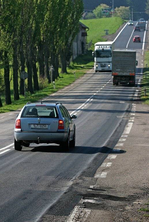 Takový je úsek mezi Květinovem a Štokami. Ředitelství silnic a dálnic začalo rekonstrukci vozovky o pár metrů dál. Obyvatelé blízké osady Skřivánek to nechápou. 