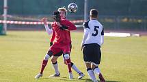 V podzimní divizní derniéře zdolali fotbalisté Havlíčkova Brodu (v černobílém) krajského rivala ze Staré Říše (v červeném) 2:0.