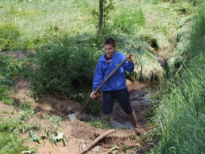 Spousta bláta. V Dolní Krupé i Břevnici sahalo bláto až do výšky několika desítek centimetrů. Místní měli hned brzo ráno co dělat.