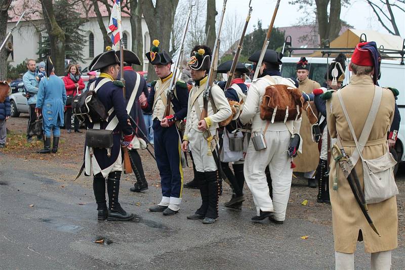 Rekonstrukce historické bitvy u Štoků se účastní minimálně stovka vojáků v dobových uniformách.