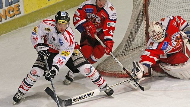 Havlíčkobrodští hokejisté (v tmavém) nedokázali v kotlině porazit Chrudim, klesli tak na osmé místo. 