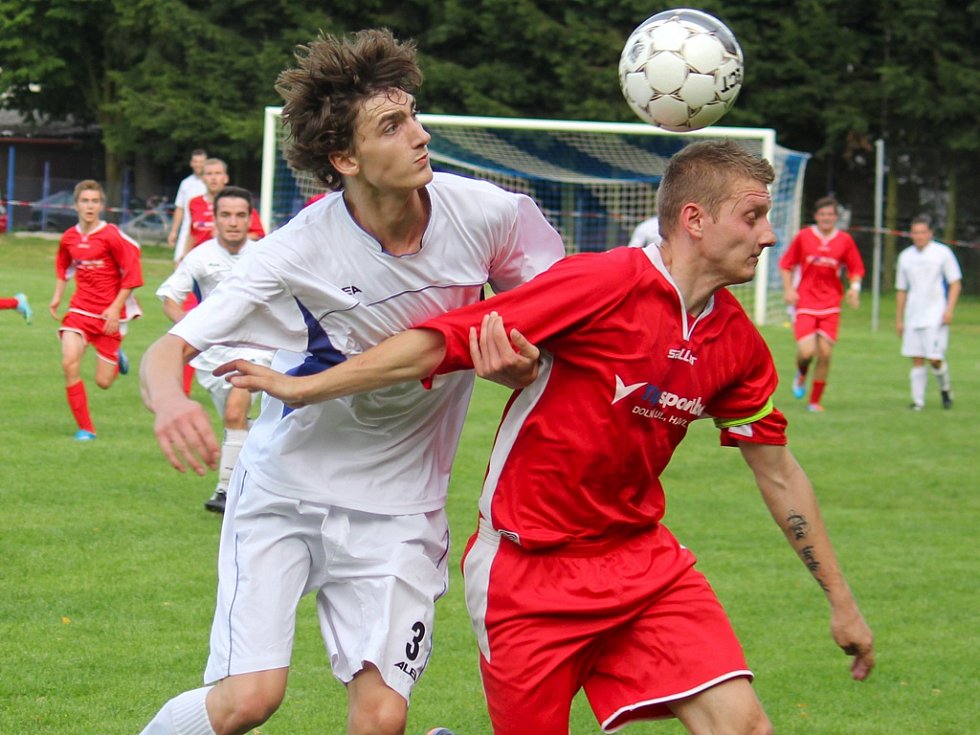 Pohledský Petr Slanař (v červeném) se v derby zápase s Havlíčkovou Borovou postaral  po průniku do velkého vápna o penaltový zákrok. Penaltu proměnil Michal Sobotka. 
