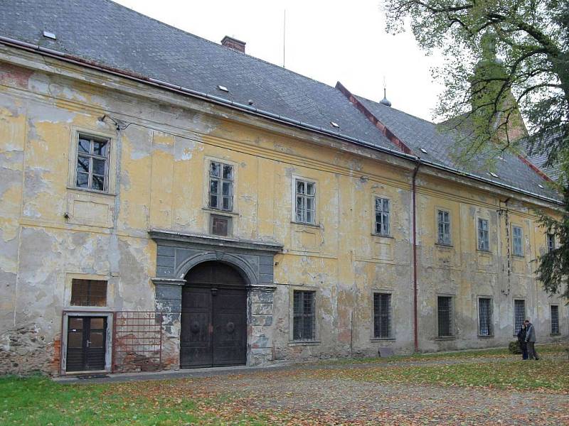 Pomalý zánik zřejmě čeká na historický areál pohledského zámku. Jeho osud mohly možná výrazně změnit aktivity obecně prospěšné společnosti SPEC. Všechno překazila dlouhá jednání s pohledskou samosprávou a realitní kanceláří, která má  zámek za úkol prodat