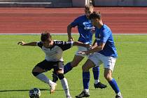 S průběhem podzimní části letošního ročníku moravskoslezské divize D mohli být fotbalisté Havlíčkova Brodu (v černobílém) i Žďáru nad Sázavou (modré dresy) spokojeni.