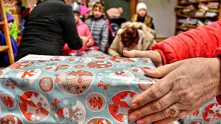 Krabice od bot plné dárků udělají na Vánoce radost tisícům dětí - Deník.cz