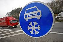 Modrá značka nařizující na vysočinském úseku dálnice povinnou zimní výbavu bude od letošního listopadu platit možná už jen pro řidiče kamionů nad 7,5 tuny. Uvažuje o tom ministerstvo dopravy. 