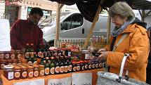 Sklenice plné zdraví. Je libo rakytníkovou marmeládu, med či sirup? K mání jsou třeba, stejně jako další výrobky, na tradičních farmářských trzích v Havlíčkově Brodě. 