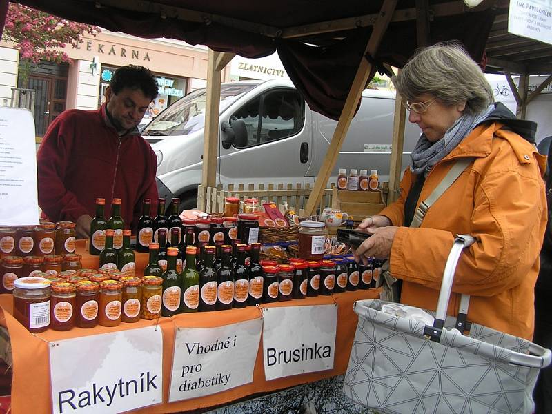 Sklenice plné zdraví. Je libo rakytníkovou marmeládu, med či sirup? K mání jsou třeba, stejně jako další výrobky, na tradičních farmářských trzích v Havlíčkově Brodě. 