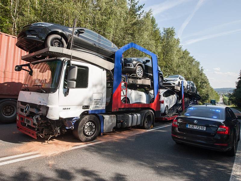 Na silnici I/38 u obce Štoky ve směru jízdy na Havlíčkův Brod došlo zde ke střetu osobního automobilu, dodávky a nákladního vozidla.