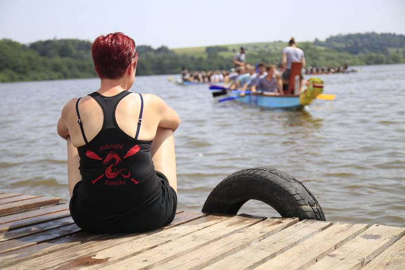 Závody dračích lodí na rybníku Řeka