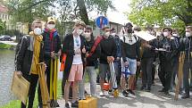 Studenti Střední průmyslové školy stavební akademika Bechyně z Havlíčkova Brodu se na první hodiny vydali do terénu na geodetické měření.