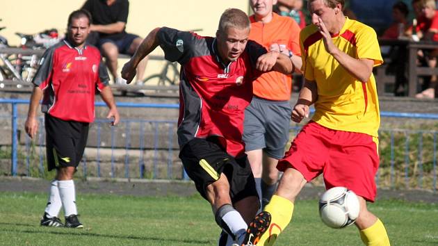 Generálka. V té se fotbalisté Štoků (vpravo)  před jarními boji rozešli smírně 3:3 s Lípou.