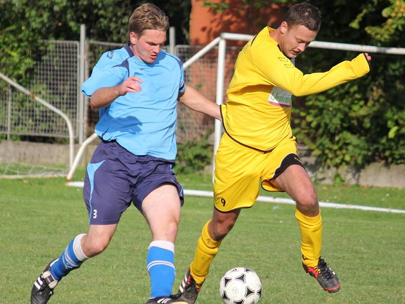 Roli favorita. Tu splnili fotbalisté Leštiny (vpravo), kteří porazili Tis 2:0, a upevnili si vedoucí pozici v I.   B třídě.  Domácím prostředím pro ně byla umělá tráva v Havlíčkově Brodě.