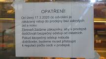 Obchodníci, lékárny a pošty se snaží v době hrozící nákazy koronavirem ochránit bezpečnost zaměstnanců. Pekárny a masny zakazují vstup do obchodů bez ochranných prostředků.