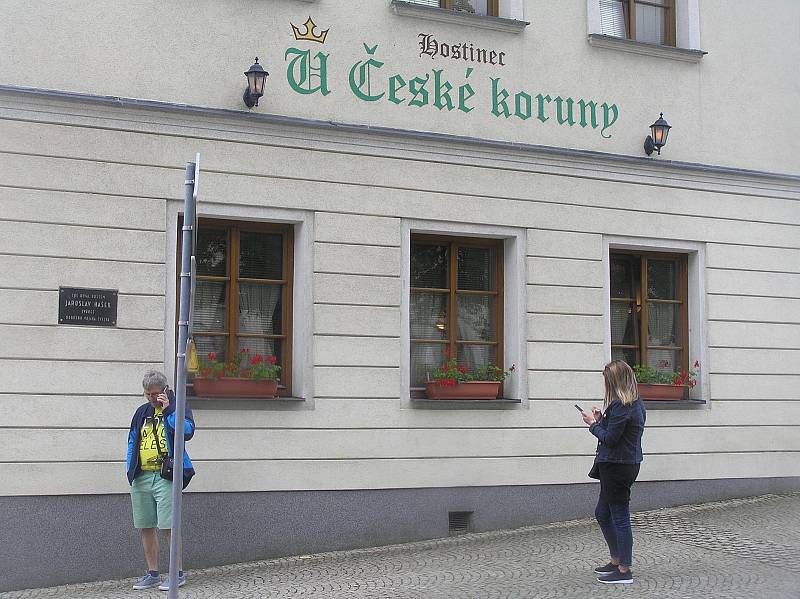 Cílem turistů je na náměstí na Lipnici  restaurace U České koruny