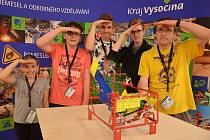 Vítězný tým stavitelů z havlíčkobrodské základní školy V Sadech se svou prací. 