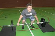Prvky CrossFitu ladí v tělocvičně havlíčkobrodské zdravotnické školy trojice mladých lidí. Jedním z nich je i Jakub Vrbata.