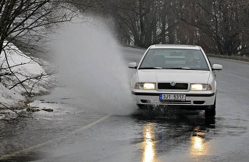 Stoupající hladinu Šlapanky velmi pozorně sledovali lidé z Mírovky. Tající sníh potrápil i řidiče. Mezi Dolní Krupou a Havlíčkovým Brodem se v  jedné zatáčce vytvořila obrovská kaluž, kterou řidiči jen s velkými obtížemi projížděli. 