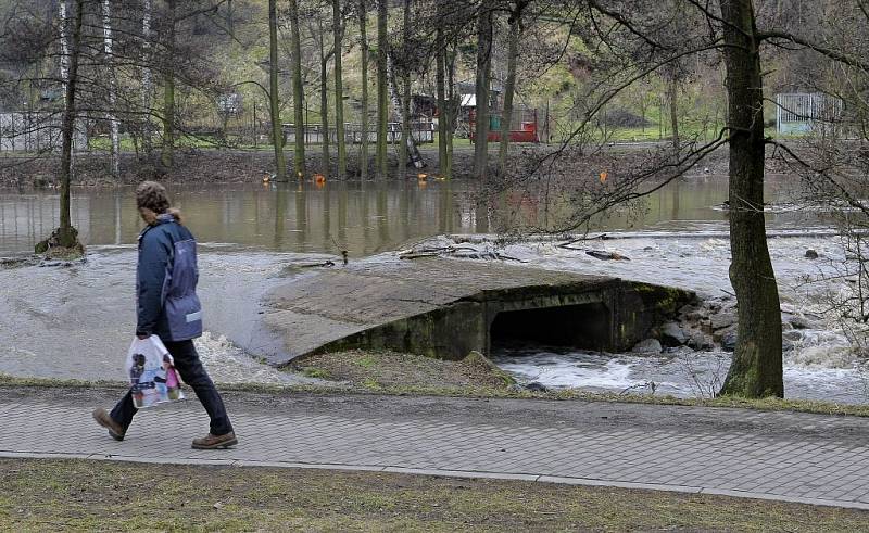 Stoupající hladinu Šlapanky velmi pozorně sledovali lidé z Mírovky. Tající sníh potrápil i řidiče. Mezi Dolní Krupou a Havlíčkovým Brodem se v  jedné zatáčce vytvořila obrovská kaluž, kterou řidiči jen s velkými obtížemi projížděli. 