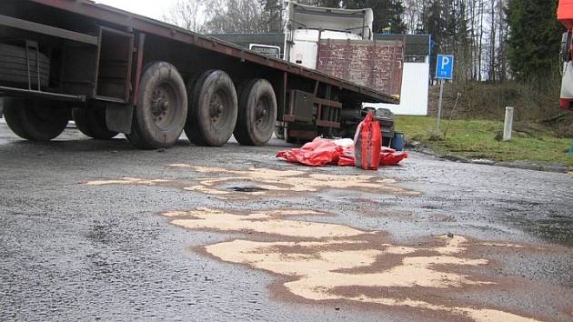 Ve čtvrtek v ranních hodinách převrátil maďarský řidič svůj kamion do příkopu na tahu Havlíčkův Brod - Pardubice. Z nádrže unikly stovky litrů nafty. Jen o pár hodin později došlo k dalšímu úniku ropné látky z tahače, který jel na Brod směrem od Habrů.