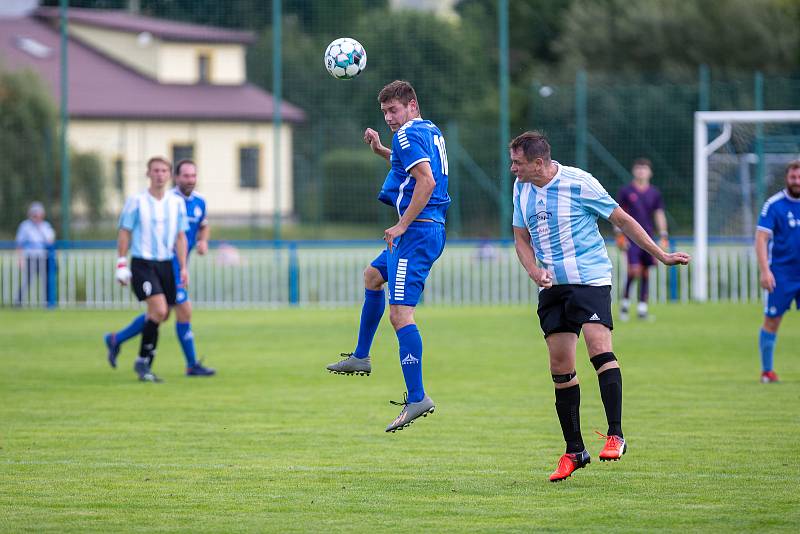 V pátém kole západní skupiny 1. A třídy zdolali fotbalisté Světlé nad Sázavou (v modrém) celek Košetic (v pruhovaných dresech) těsně 2:1.