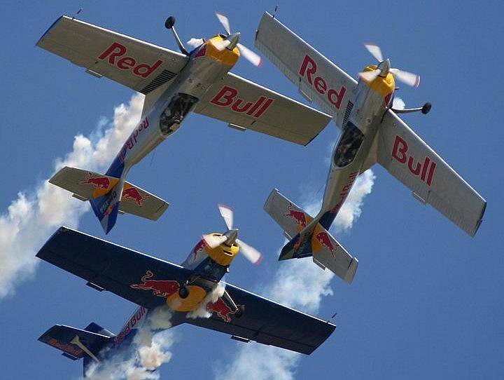 Hlavní lákadlem pro diváky by mělo být vystoupení legendárních akrobatů Flying Bulls.