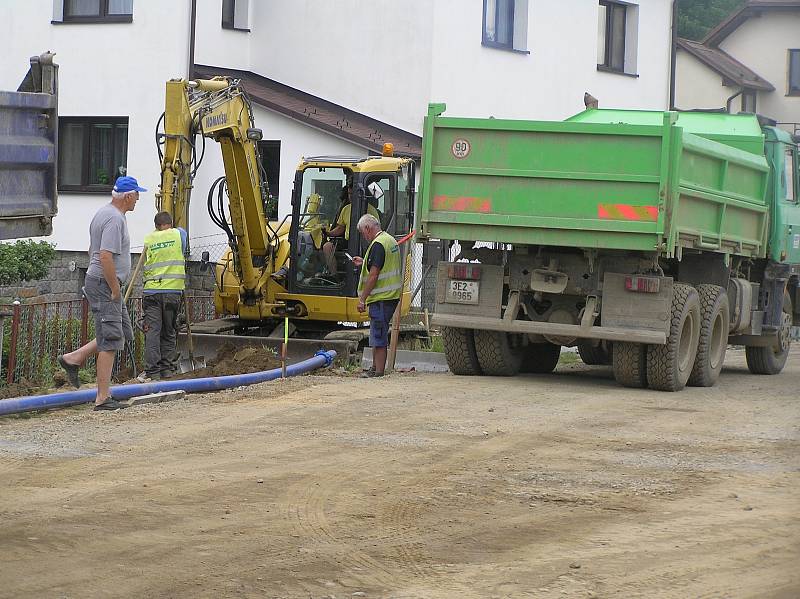 Práce v Mírové ulici začaly v únoru, skončit mají podle harmonogramu v polovině prosince. Jde o společnou investici města Havlíčkův Brod a Kraje Vysočina.